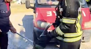 Evin bahçesine giren yılan itfaiye ekiplerini peşinden koşturdu