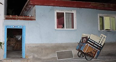 Evinden kötü kokular gelen adamın annesinden 5 gün sonra öldüğü belirlendi