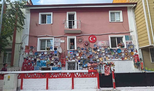 Evinin dış cephesini Kütahya'ya özgü çini tabaklarla kapladı