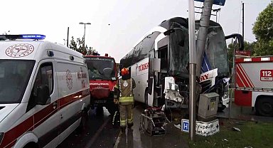 Eyüpsultan, Feshane'de yolcu otobüsü ve otomobilin karıştığı kazada yaralılar var.