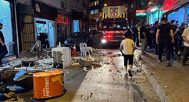 Fatih'te 4 katlı binanın çatısından düşen parçalardan 2 kişi son anda kurtuldu... O anlar kamerada