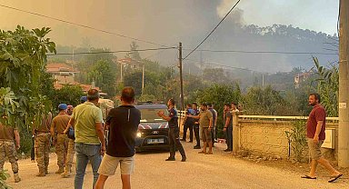 Fethiye'deki yangın 4 saattir sürüyor: "Bir mahalle tedbir amaçlı tahliye ediliyor"