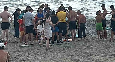 Filyos sahilinde korkutan anlar, kramp giren vatandaşı cankurtaranlar kurtardı
