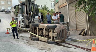 Forklift rampa aşağı inerken devrildi: 1'i ağır 2 yaralı