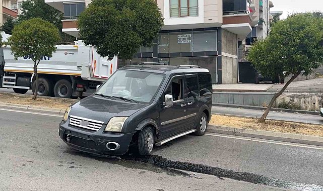 Freni boşalan hafif ticari araç 2 metreden yola düştü