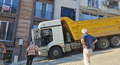 Freni boşalan kamyon eve çarptı: Mahalle sakinleri deprem oluyor sandı