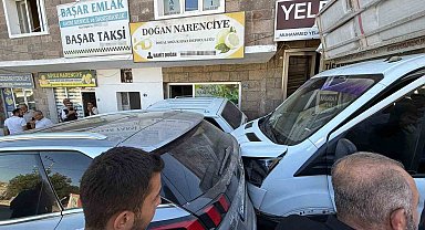 Freni boşalan kamyonet park halindeki araçlara çarptı