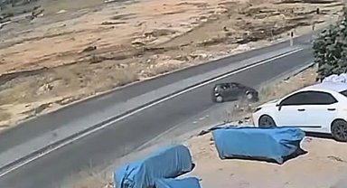 Gaziantep'te kontrolden çıkan araç menfezde ters döndü: Kaza kamerada