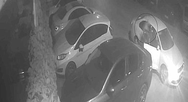 Gaziantep'te park halindeki aracın lastikleri bıçaklandı: O anlar kamerada