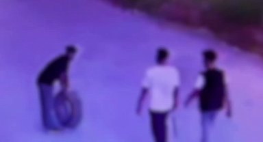 Gece yarısı aracın lastiği patlayınca başka aracın yedek lastiğini çaldılar: O anlar kamerada