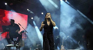 Gediz Tarhana Festivalinde Merve Özbey hem şarkılarıyla hem de cömertliği ile gönülleri fethetti