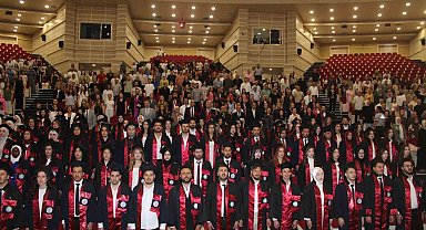 Genç eczacıların mezuniyet sevinci