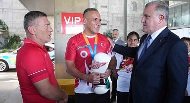 Gençlik ve Spor Bakanı Bak'ı Muğla'da milli sporcular karşıladı