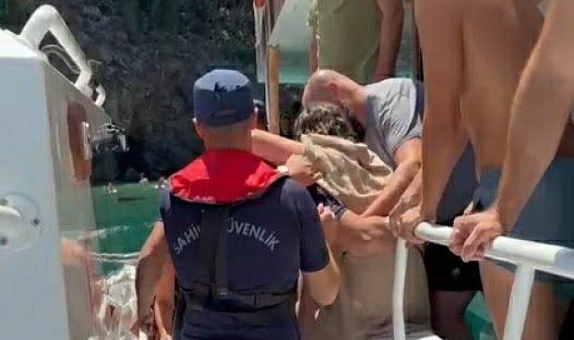 Gezi teknesinde rahatsızlanan çocuğa sahil güvenlik yardımı
