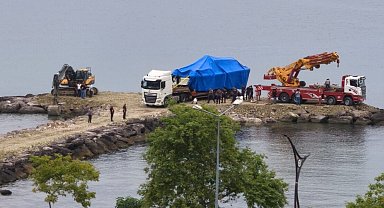 Giresun'da kayalıklara çıkan Sahil Güvenlik botu olay yerinden kaldırıldı