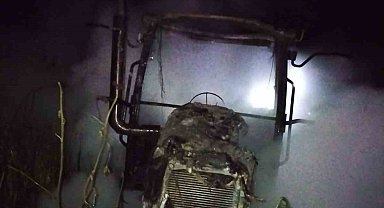 Gönen'de tarlada yanan traktör kullanılamaz hale geldi