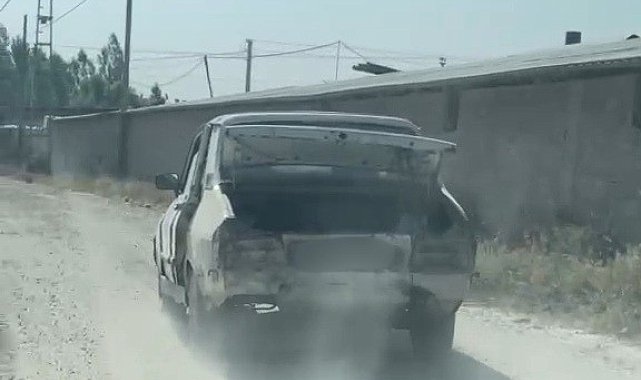 Gövdesi dökülürken motoru çalışan araç ilginç görüntü oluşturdu