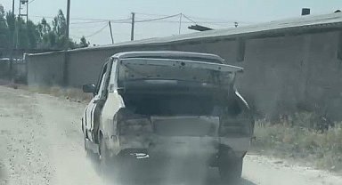 Gövdesi dökülürken motoru çalışan araç ilginç görüntü oluşturdu