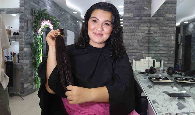 Gözü gibi koruduğu saçlarını kanser hastası çocuklar için kesti