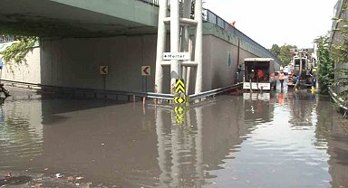 Güngören'de sağanak alt geçidi göle çevirdi: Yol trafiğe kapatıldı