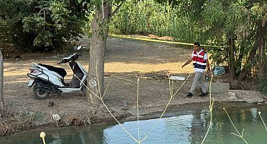Haber alınamayan adamın sulama kanalı yanında bulunan motosiklet ve cep telefonu ekipleri harekete geçirdi