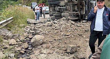 Hafriyat kamyonu yola devrildi: 1 yaralı