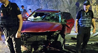 Hakkari'de otomobiller kafa kafaya çarpıştı: 7 yaralı