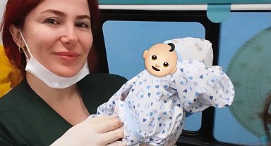 Hastaneye sevk edilen hamile kadın ambulansta doğum yaptı