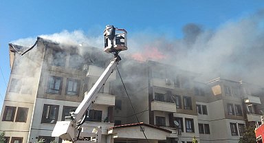 Hatay'da 2 binanın çatısı alevlere teslim oldu