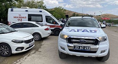 Hazar Gölü'nde gezi teknesi battı: 7 kişi kurtarıldı