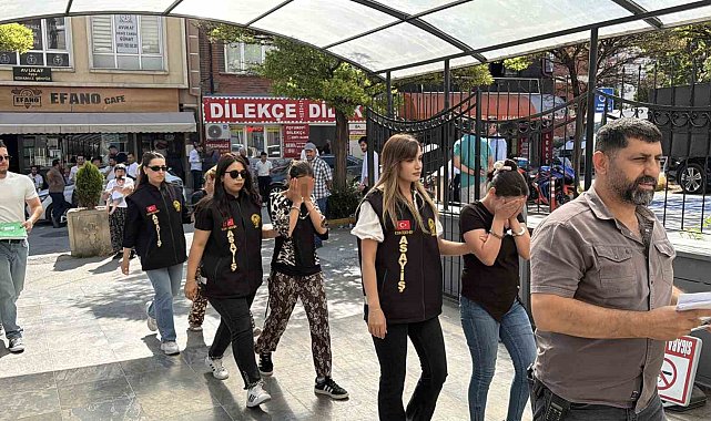 Hırsızlık amacı ile evin kapısını açmaya çalışırken suçüstü yakalanan 3 kadın tutuklandı