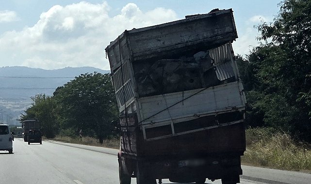 Hurda kasaları eğik şekilde taşıyan kamyonet tehlike oluşturdu