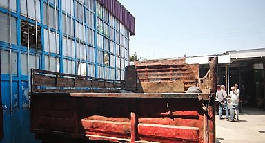 Hurda kasaları eğik şekilde taşıyan kamyonete ceza