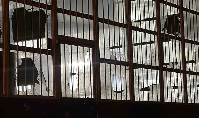 Husumetlisinin iş yerinin camlarını kırdı, emniyete gidip teslim oldu