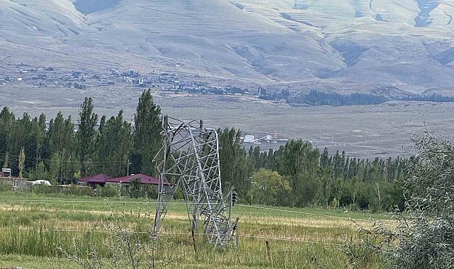 Iğdır'da fırtına çatıları uçurdu