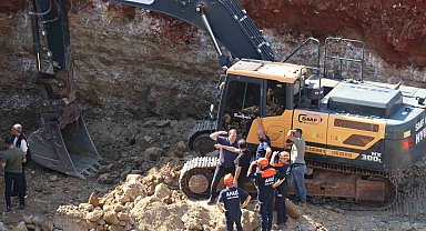 İnşaat kazısında göçük altında kalan kepçe operatörü hayatını kaybetti
