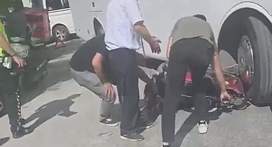 İşçi servisi ile çarpışan motosikletli yaralandı
