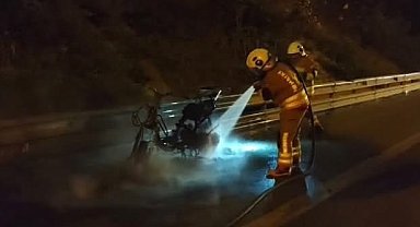 İskenderun'da motosiklet alevlere teslim oldu