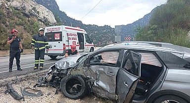 Isparta-Antalya kara yolunda otomobil ile pikap çarpıştı: 4 yaralı