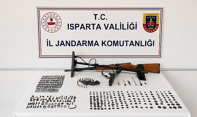 Isparta'da tarihi eser kaçakçılığı operasyonu: 421 sikke ele geçirildi