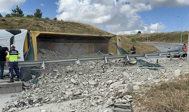 İstanbul Havalimanı sapağında hafriyat kamyonu devrildi