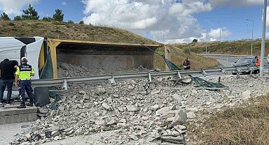 İstanbul Havalimanı sapağında hafriyat kamyonu devrildi