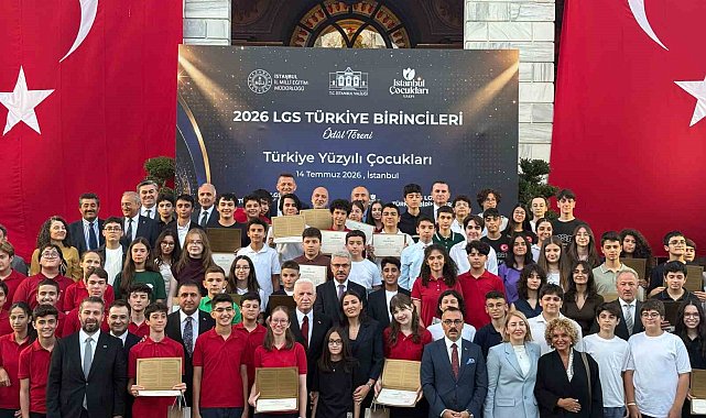 İstanbul Valisi Gül, LGS'de tam puan alan öğrencilerle bir araya geldi