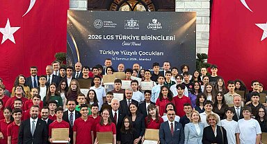 İstanbul Valisi Gül, LGS'de tam puan alan öğrencilerle bir araya geldi