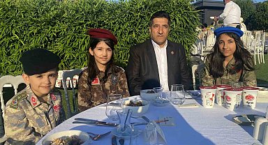 İstanbul Valisi Gül: "Sokakta birbirine benzemeyen, birbiri gibi düşünmeyen, birbiri gibi giyinmeyen herkesin bu darbecilere karşı durduğunu gördük"