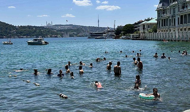 İstanbul'da sıcak hava bunalttı: Vatandaşlar kendini boğazın serin sularına bıraktı