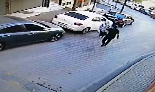 İstanbul'da yolda yürüyen kadının ensesine vurup kaçtı, o anlar kameraya yansıdı