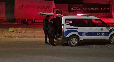 İzinli olarak cezaevinden çıkan şahıs annesini bıçakla kovaladı