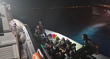 İzmir açıklarında hareketli lastik bot durduruldu: 14 düzensiz göçmen yakalandı