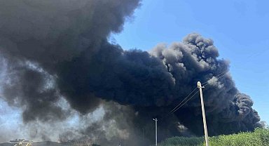 İzmir'de geri dönüşüm fabrikasında korkutan yangın